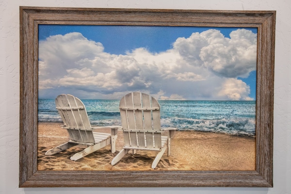 Perto da praia, espreguiçadeiras, toalhas de praia