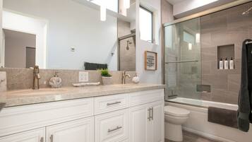 Combined shower/tub, jetted tub, hair dryer, towels