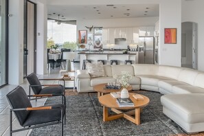 Smart TV, fireplace - Fallbrook by AvantStay | Secluded Home on 40acres w/Pool, Rooftop & Trails! (Scottsdale)