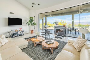 Smart TV y chimenea