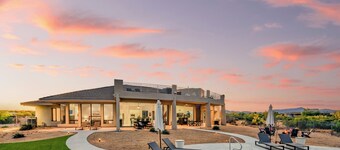 Maison de luxe sur 40 acres w / Pool, Putting Green, Rooftop & Trails par AvantStay