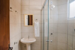 Apartamento Triplo Standard | 욕실 | 분사식 욕조, 무료 세면용품, 헤어드라이어, 타월