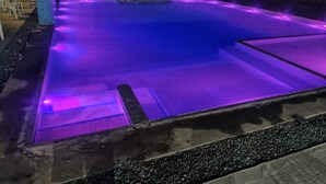 Una piscina con superficie texturizada e iluminación morada.
