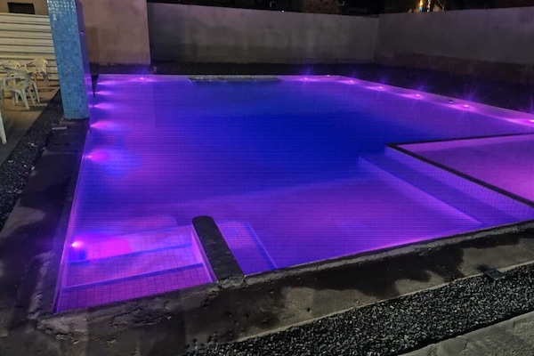 Kauden mukainen ulkouima-allas, aurinkovarjoja, aurinkotuoleja