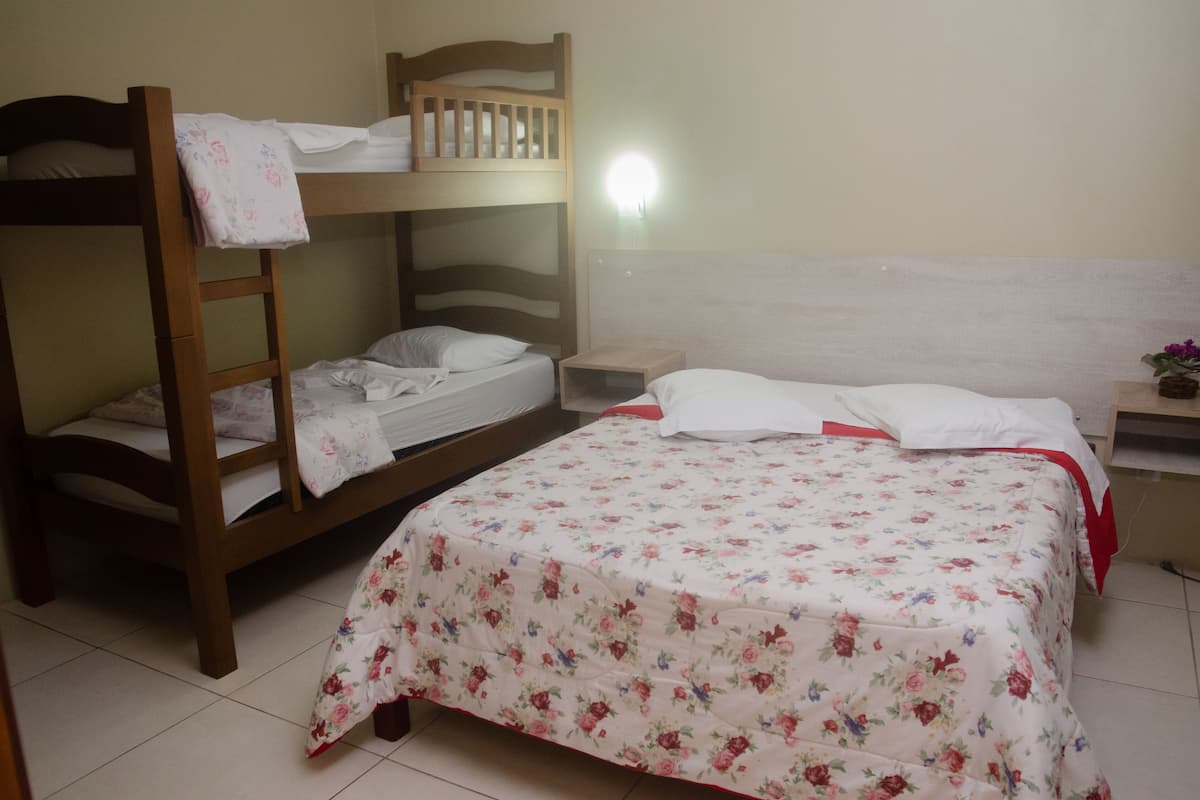 Apartamento Quadruplo Deluxo | Peti besi dalam bilik, langsir/tirai gelap terus, kalis bunyi
