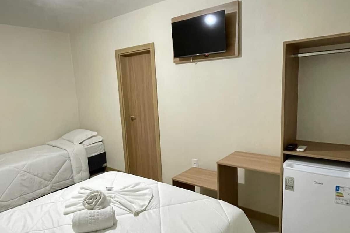 Superior vierpersoonskamer | Een kluis op de kamer, verduisterende gordijnen, geluiddichte muren