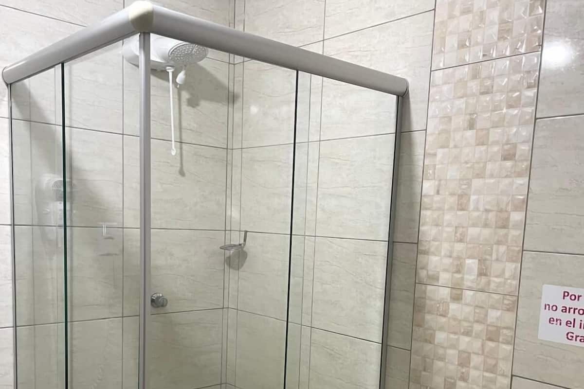 Quarto casal | Banheiro | Banheira de hidromassagem, produtos de toalete grátis