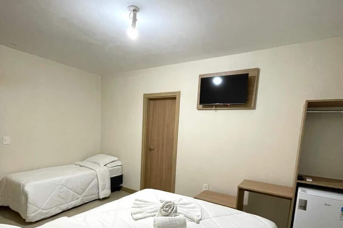Quarto triplo superior | Cofres nos quartos, cortinas blackout, quartos à prova de som