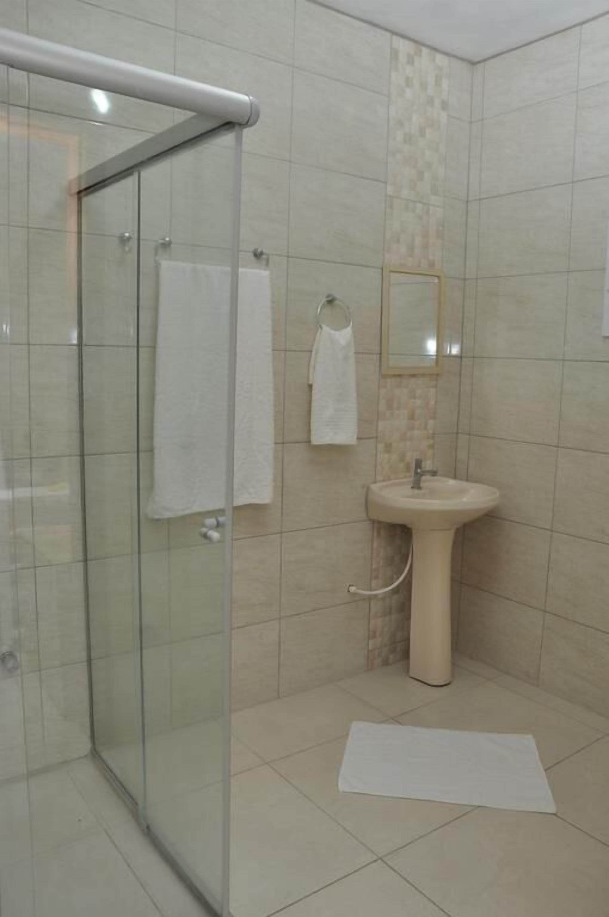 jetted bath, free toiletries, hair dryer, towels