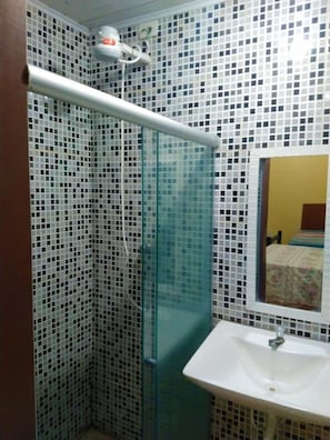 Standard Shared Dormitory, 1 Single Bed | Bathroom | Shower, towels - Pousada Catamarã Praia de Pajuçara (Maceió)