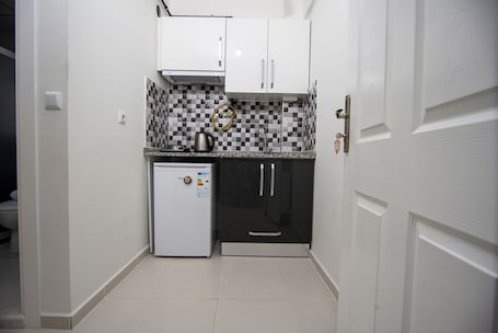 Frigobar, placa de cocina, utensilios de cocina, artículos de limpieza