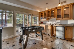 Interior - Shuffleboard Table, Spa, Pool Table, Foosball, 5 mins to Heavenly, Lake, Casinos: Black Bart Estate (South Lake Tahoe)