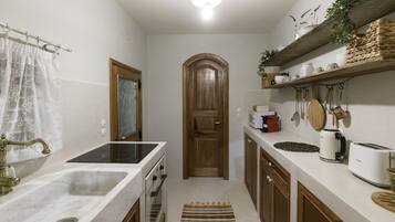 Traditional-Haus | Eigene Küche | Großer Kühlschrank, Mikrowelle, Ofen, Herdplatte