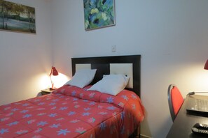 Habitació bàsica, 1 llit doble | Planxa i posts de planxar, wifi gratuïta i roba de llit 