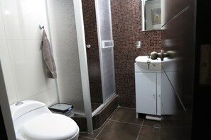 Shower, free toiletries, towels, soap - My Sweet House (Arequipa)