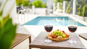 Outdoor pool, pool umbrellas, sun loungers - Apartments Maison W (Kotor)