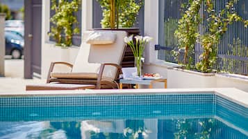 Outdoor pool, pool umbrellas, sun loungers