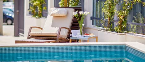 Outdoor pool, pool umbrellas, sun loungers