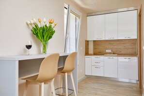 Departamento estándar, vista a la alberca | Cocina privada | Refrigerador con congelador, horno y parrilla de estufa 