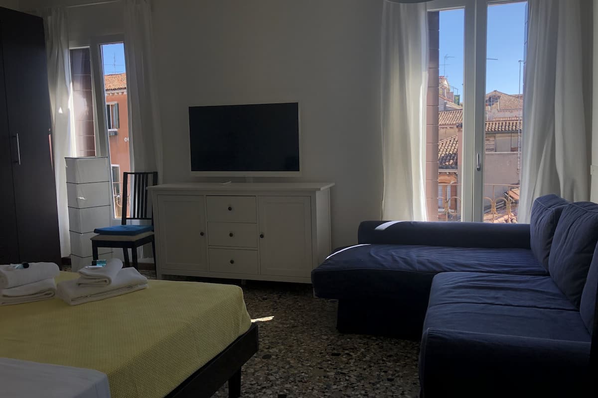 Quadruple Room, Shared Bathroom, City View | Desk, soundproofing, iron/ironing board, free WiFi