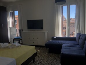 Camera quadrupla, bagno condiviso, vista città | Una scrivania, insonorizzazione, ferro/asse da stiro, Wi-Fi gratuito