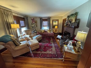 Smart-TV, peis, leker og bøker