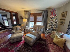 Smart-TV, peis, leker og bøker