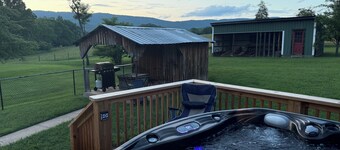 HOT TUB-King Beds-Farm Stay- Firepit-Mountain views under Blue Ridge Parkway