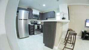 Fridge, microwave, oven, stovetop - Safe New Kingston holiday home newly renovated (Kingston)