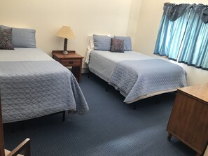 10 bedrooms, free WiFi, bed sheets - 10 Bedroom, 12 Bathrooms, 1985 Rustic Lodge located in the Sevier Valley. (Sevier)