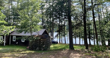 Vintage Rustic Cottage on Brettun’s Pond, boat accessible, PET FRIENDLY!