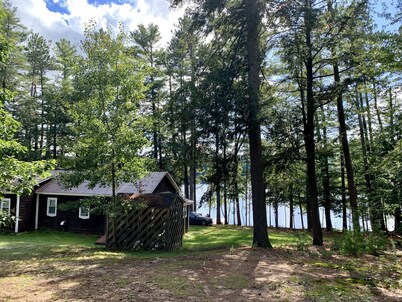 Vintage Rustic Cottage on Brettun’s Pond, boat accessible, PET FRIENDLY!