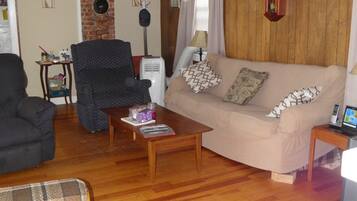 Smart TV, DVD player, livros, aparelho de som