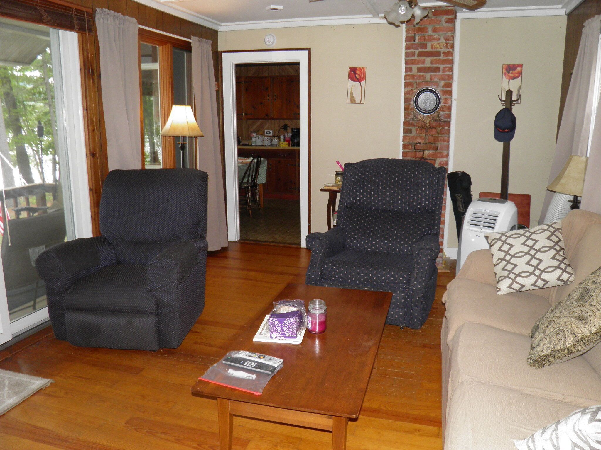 Smart TV, DVD player, books, stereo