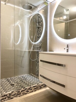 Douche, sĂšche-cheveux