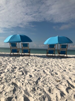 Am Strand, Liegestühle, Strandtücher