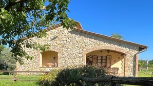 A stone house with a garden in front. - Farmhouse Podere dell'Olmo in Umbria - Holiday Home (Ida's House) (Amelia)
