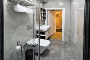 Chinelos, toalhas de banho