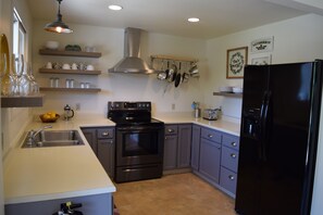 Fridge, microwave, oven, stovetop - Charming Country Cottage walk to Plaza Gas Fire Pit & Bocce & 4 Cruiser Bikes (Sonoma)