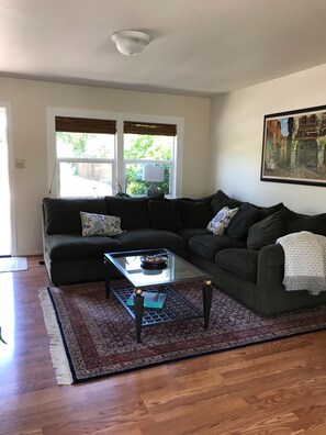 Smart TV, fireplace - Charming Country Cottage walk to Plaza Gas Fire Pit & Bocce & 4 Cruiser Bikes (Sonoma)