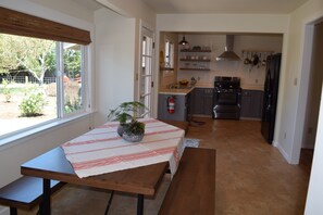 Fridge, microwave, oven, stovetop - Charming Country Cottage walk to Plaza Gas Fire Pit & Bocce & 4 Cruiser Bikes (Sonoma)