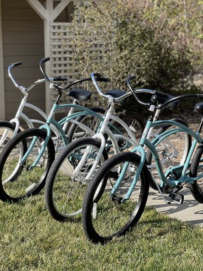 Property grounds - Charming Country Cottage walk to Plaza Gas Fire Pit & Bocce & 4 Cruiser Bikes (Sonoma)