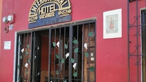 A red building with a sign reading "Internationale Hotel Guesthouse." - Hotel Internacional Guest House (Antigua Guatemala)