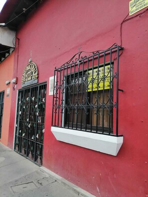 Front of property - Hotel Internacional Guest House (Antigua Guatemala)