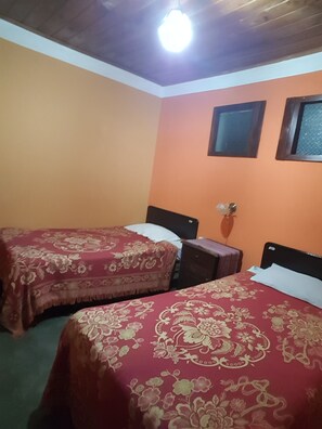 Basic Twin Room, 1 Bedroom | Free WiFi - Hotel Internacional Guest House (Antigua Guatemala)