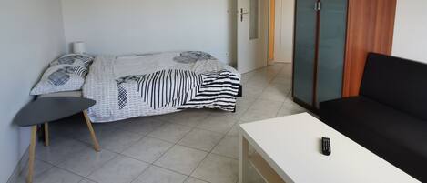 1 habitación, tabla de planchar con plancha, wifi gratis y ropa de cama
