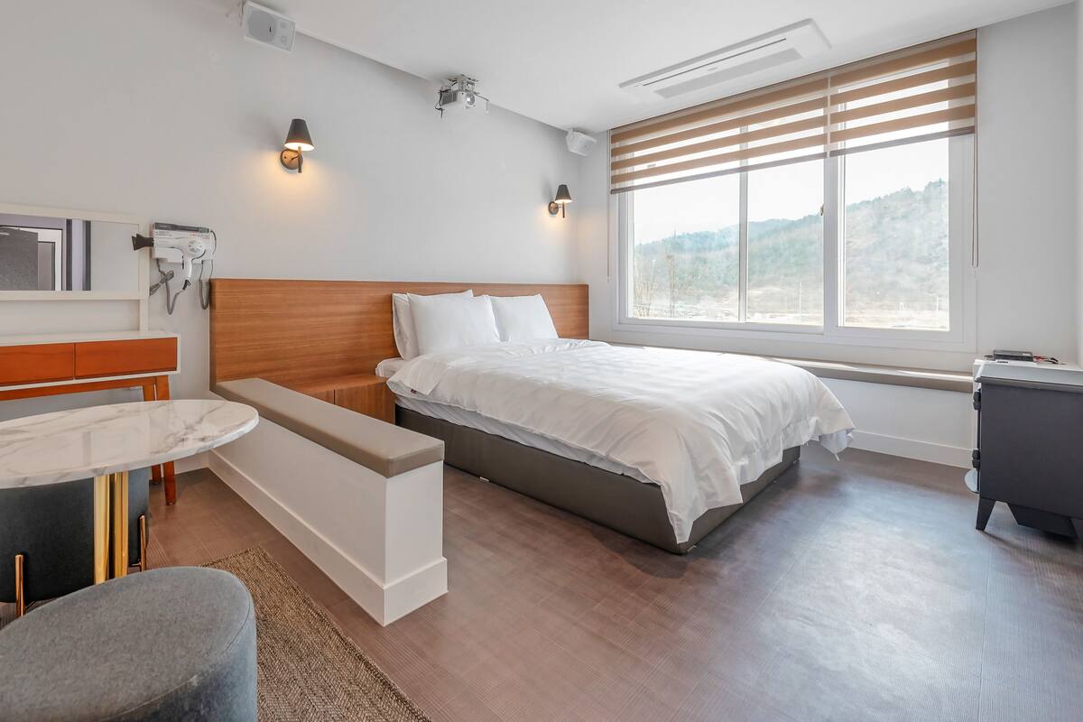 1 Schlafzimmer, hochwertige Bettwaren, Daunenbettdecken