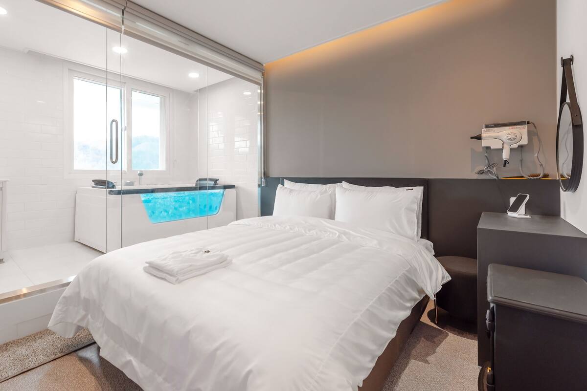 201 or 301 | 1 Schlafzimmer, hochwertige Bettwaren, Daunenbettdecken