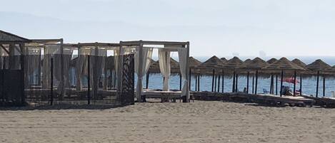 Ubicación cercana a la playa, tumbonas y toallas de playa