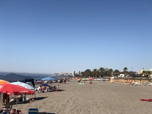 Ubicación cercana a la playa, tumbonas y toallas de playa